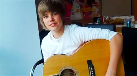 Justin Bieber 2009 (15 years old) "Lonely Girl" Acoustic at Seventeen Magazine - YouTube