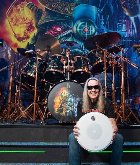 Nicko McBrain de Iron Maiden firma con la marca de parches Code | Batacas