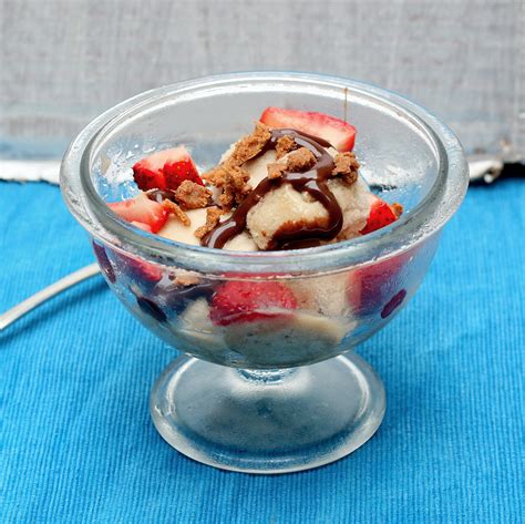 Mix it Up: Banana Split Bowl with Cinnamon Cake Crumble