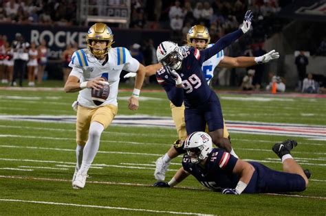 UCLA football struggles against Arizona in first half – Daily News