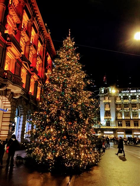 Credit Suisse Christmas Tree in Zurich: 5000 LED lights & 1500 balls – Vivamost!