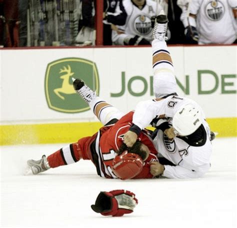 Hockey Fights (33 pics)