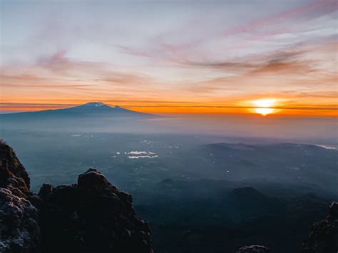 Mount Meru Tanzania – sunrise over Kilimanjaro - Yuppies On Tour