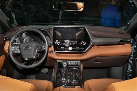 Is the 2020 Toyota Highlander Interior Any Roomier Than Before? | Cars.com