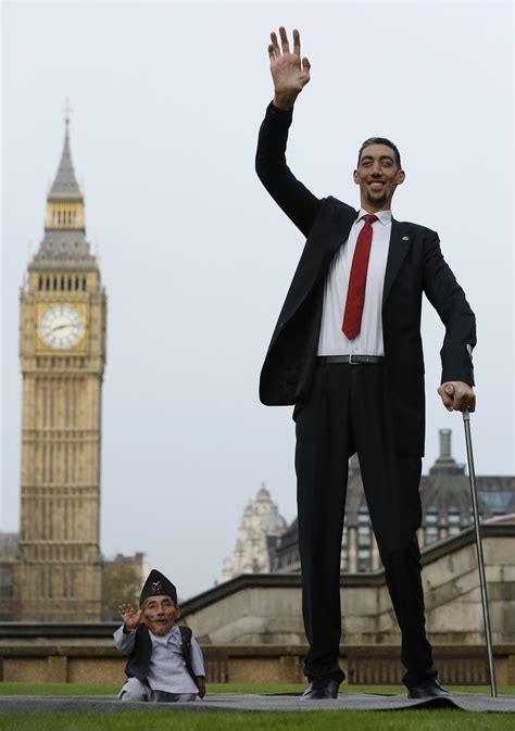 World’s tallest man meets his 55cm counterpart for world records day ...