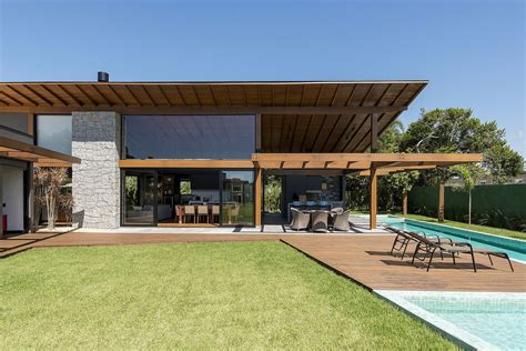 Indoor-outdoor modern house in Brazil hits the right angles - Curbed