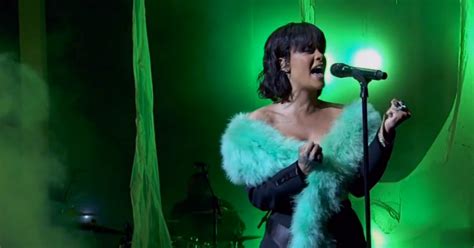 Video: Rihanna - Love On The Brain (live) | 16BARS | Scoopnest