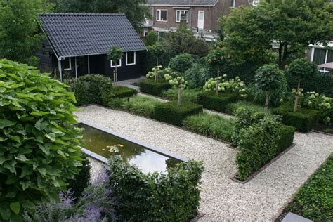 Tuinaanleg | Aanleg van een strakke tuin met vijver te Breda | Tuin ...