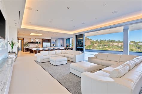 Billionaire Mansion | Luxury Vacation Rental in Bel-Air, USA - Fivestar.ie