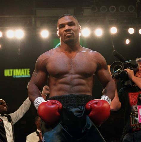 Mike Tyson's physique in his first fight out of prison against Peter McNeeley in 1995 : r/pics