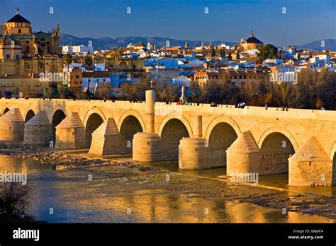 Puente Romano (bridge) spanning the Rio Guadalquivir (river) in the ...