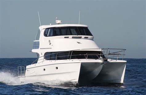 Lancha Express Cruiser catamarã - V1250 Conquest - Voyager Catamarans - com motor de centro ...