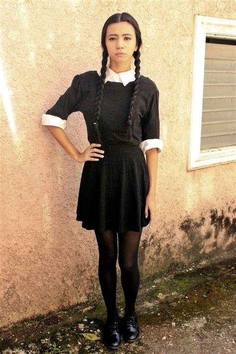 Wednesday Addams Kostüm zu Halloween selber machen - Ideen & Tipps