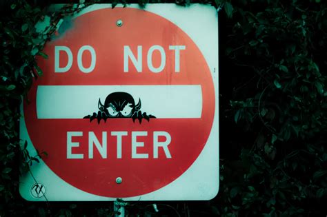 red and white Do Not Enter street sign photo – Free Road sign Image on Unsplash