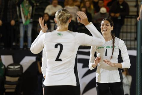 Volleyball survives comeback, advances to next round of WAC tournament - UVU REVIEW