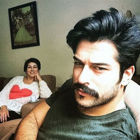 BURAK ÖZÇİVİT ANNESİYLE SELFIE ÇEKTİ, INSTAGRAM YIKILDI!