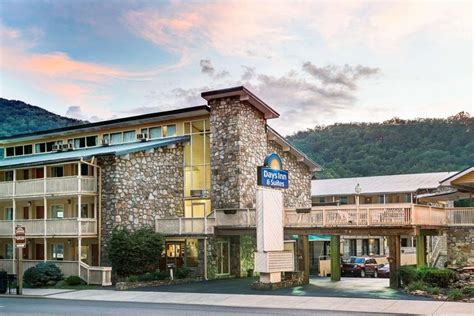 Located in Gatlinburg, this hotel offers free WiFi, both an outdoor and ...