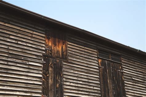 Free Aged Wood Barn Photo — High Res Pictures