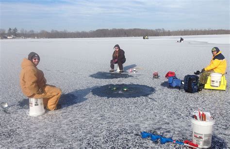 Oneida Lake's Big Bay: Anglers try their luck on 3-4 inches of ice (video) - syracuse.com