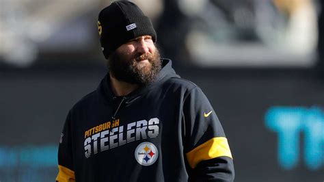 Video shows Ben Roethlisberger throwing football to teammates, getting ...