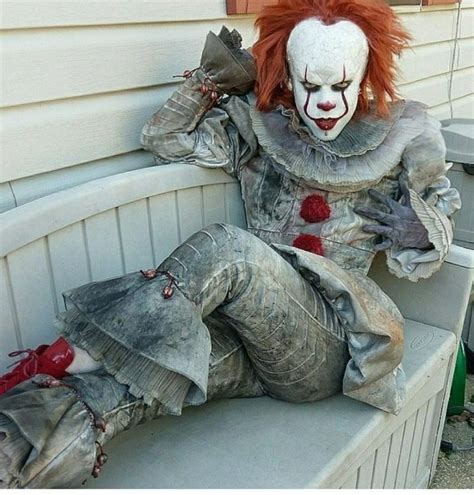 Bill Skarsgard as Pennywise striking a pose. Scary Halloween Costumes, Halloween Kostüm ...