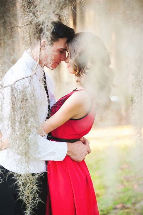 21 Valentine’s Day-Inspired Engagement Shoots | Valentines photography ...