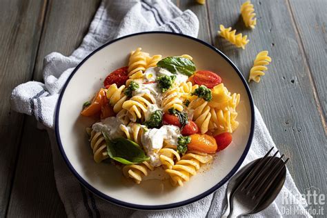 Fusilloni con datterini, stracciatella e pesto (Ricetta golosa!)