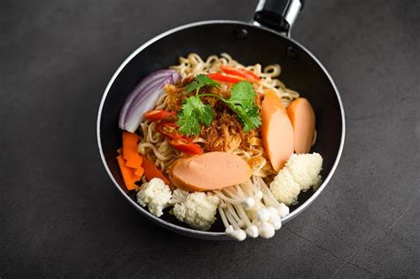 Thai style noodles in a pan 1826828 Stock Photo at Vecteezy