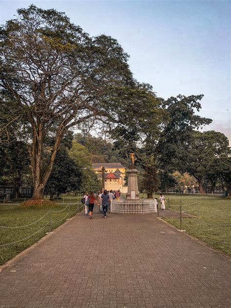 The Breathtaking Temple of the Tooth in Kandy - Danes on the Road