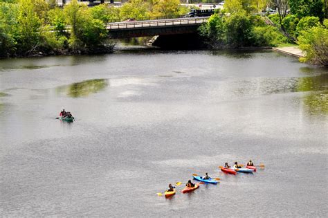 Charles River Kayaking in Boston 2024 - Rove.me