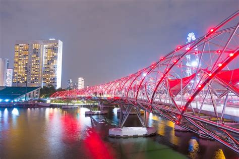 Helix bridge at night in singapore | Premium Photo