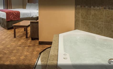 Pittsburgh Hotels with Jacuzzi: 13 Best Hot Tub Hotels