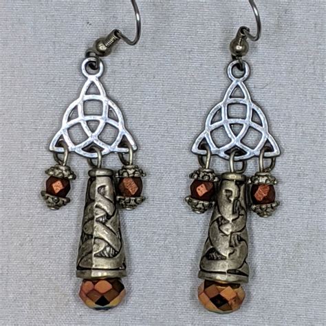 Celtic knot earrings - A Case of Random