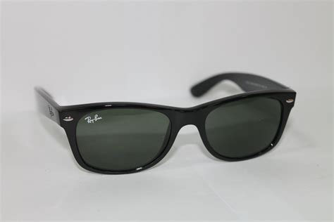 Ray-Ban Sunglasses NEW Wayfarer Black Frame Green Lens RB2132 901 52mm