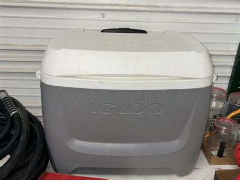 IGLOO COOLER ON WHEELS WITH A HANDLE - Isabell Auction