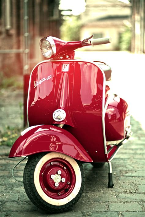 Pin by Bandzi Eszter on vespa rossa | Vespa, Vespa scooters, Vespa vintage