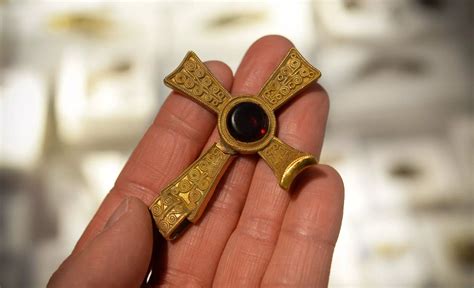 Staffordshire Hoard unveiled in new Birmingham Museum display ...