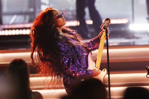 2022 Grammy Awards: H.E.R. Proves She Could Have Been Prince's Protégé ...