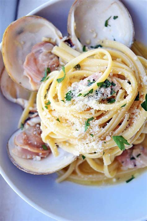 Linguine Pasta with Fresh Clam Sauce Recipe | Foodal