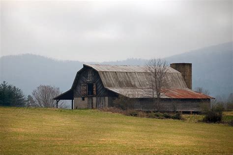 Old Country Barn Desktop Backgrounds Free | Barn pictures, Old barns, Old barn