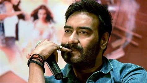 Ajay Devgn recreates his 'Phool aur Kaante' stunt | People News | Zee News