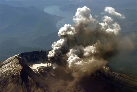 Hundreds of earthquakes hit Mt Hood and Mt St Helens in US | Daily Star