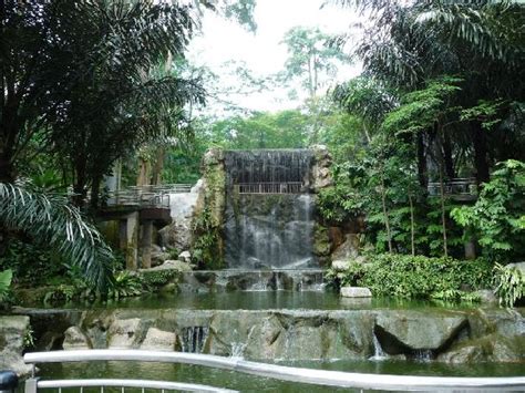 Kuala Lumpur Bird Park - Malaysia Tourist & Travel Guide