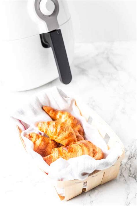 How To Make Air Fryer Crescent Rolls - Fast Food Bistro