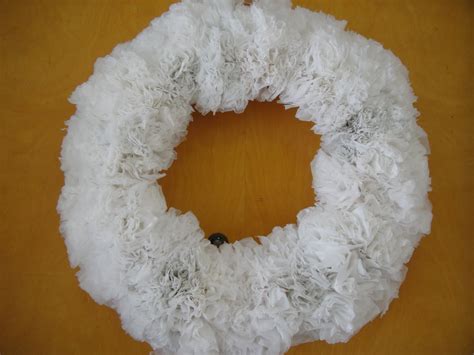 Economical Me: Plastic Bag Wreath