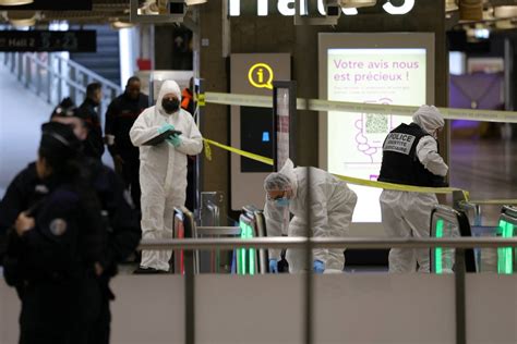 Paris knife attacker sought to 'target French people'