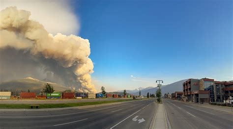 Incendio forestal arrasa con la ciudad turística de Jasper en Canadá y amenaza otras regiones ...