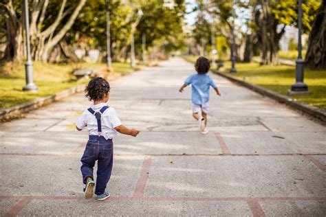 Zwei Kinder, Die Auf Straße Laufen · Kostenloses Stock-Foto