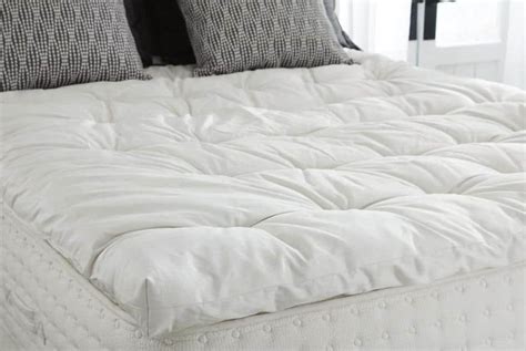 5 Best Twin XL Mattress Toppers Reviewed in Detail (Summer 2024)