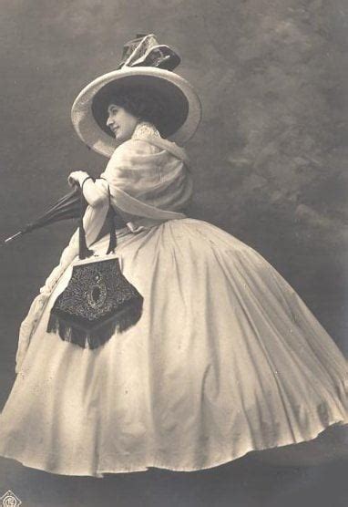 Victorian Era Fashion: Historic Clothing